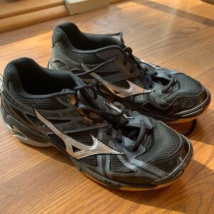 Mizuno NWOT Women Volleyball Athletic Shoes Black Size 8.5 Tennis Shoes Sneaker